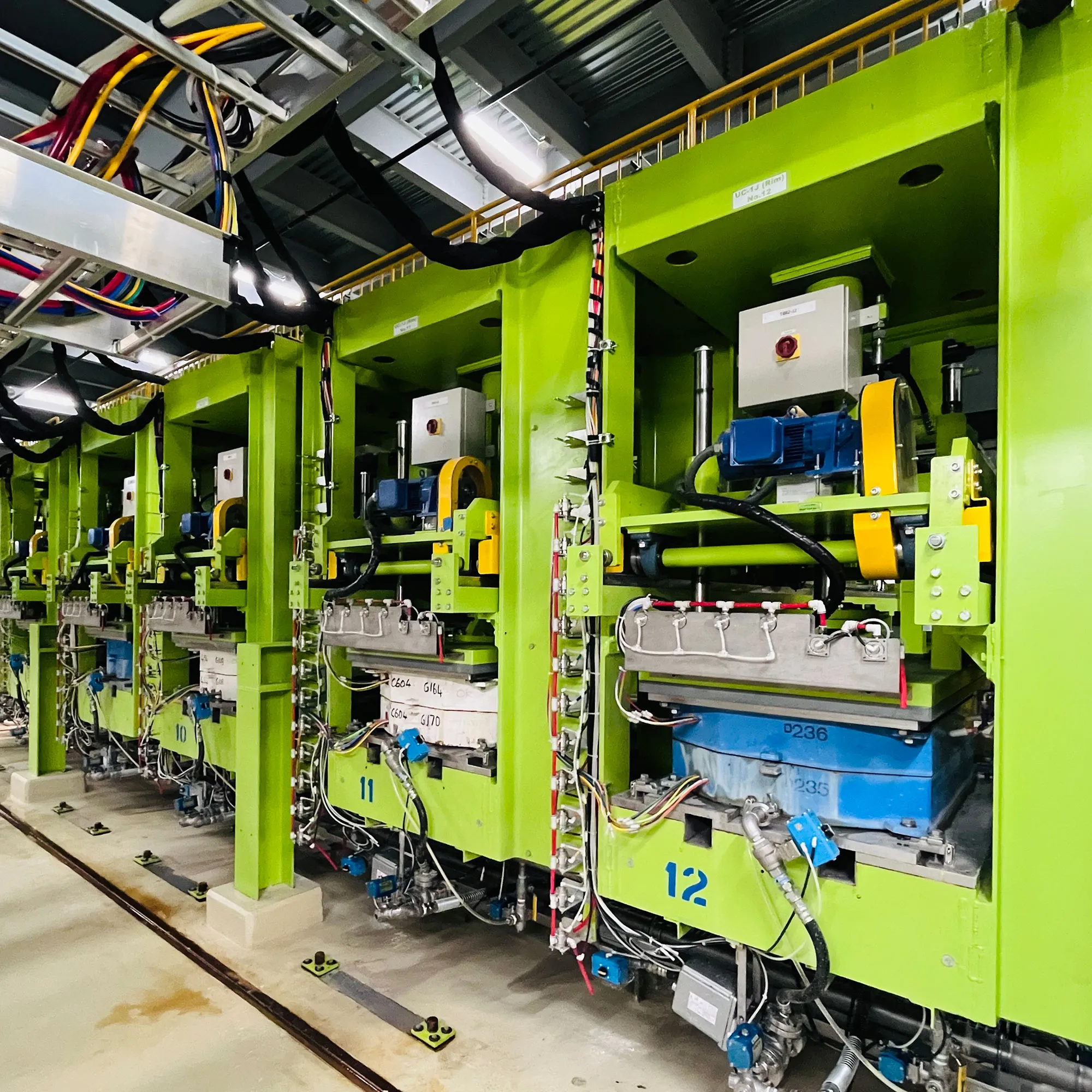 Pressure casting machine